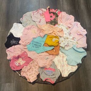 🔥 Lot of Baby girl Onesies long sleeve 0-3 months🔥